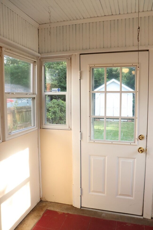 Building Photo - 2- Bedroom Bungalow Beauty