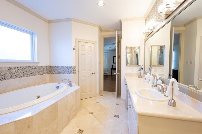 Building Photo - 5970 Inwood Dr