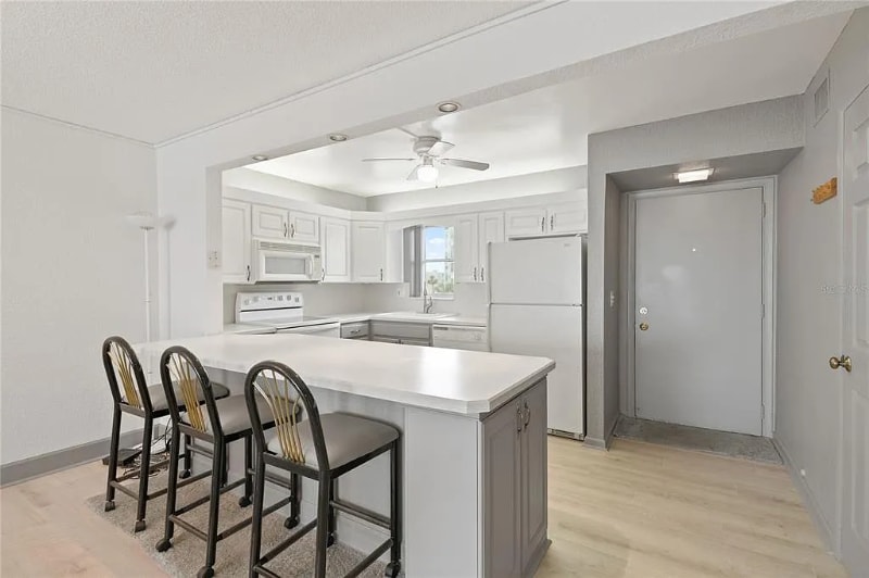 Building Photo - 7910 Sun Island Dr S