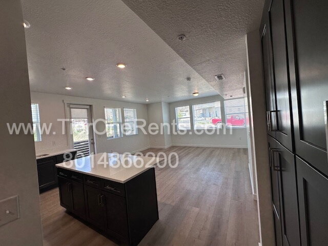 Building Photo - Move-in special:  First month's rent free!