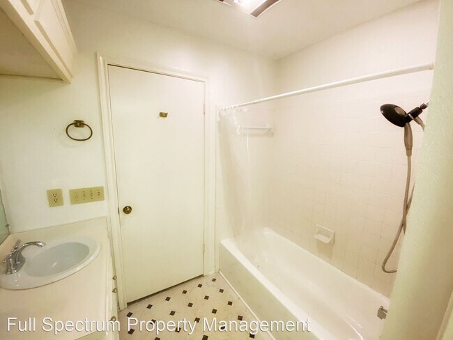 Building Photo - 2 br, 1.5 bath House - 7815 Broadway #103A