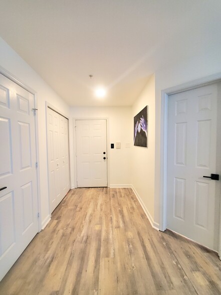 Building Photo - 9720 Lake Pointe Ct