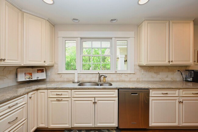 Building Photo - **RARE BRENTWOOD FIND, A MASTERCLASS IN ELEGANT SOUTHERN DESIGN**