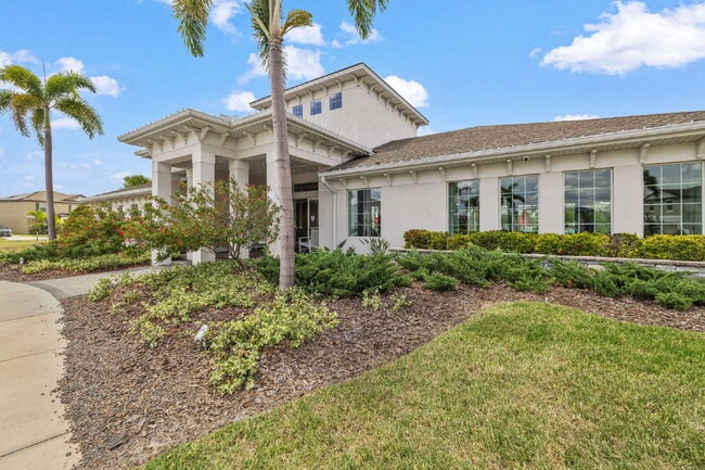 Building Photo - "Spacious 5-Bedroom Retreat in Tampa with 2.5 Baths and 2,215 Sq Ft of Comfort!"
