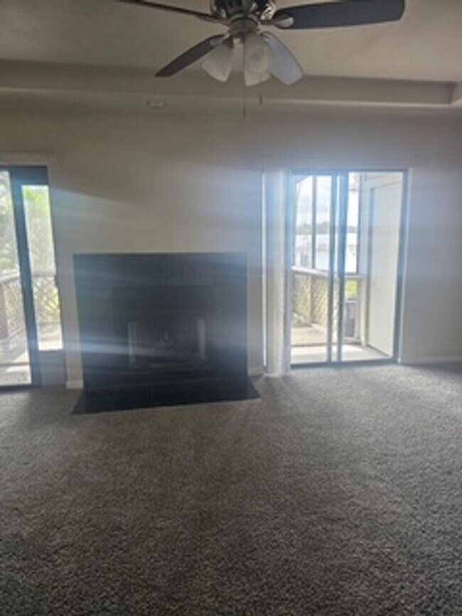 Building Photo - 2 bed 2.5 bath Lake Front Townhouse