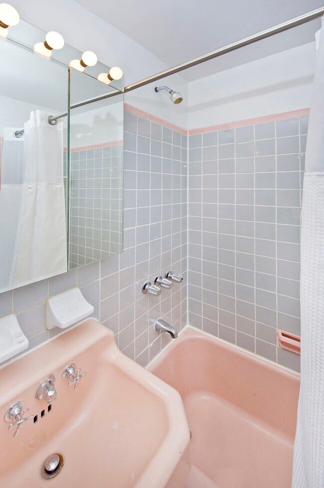 Building Photo - 1574 2nd Ave