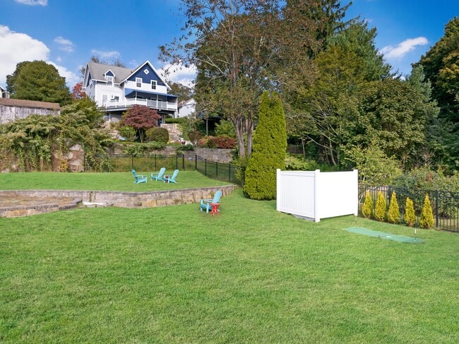 Building Photo - 5 Pearl St