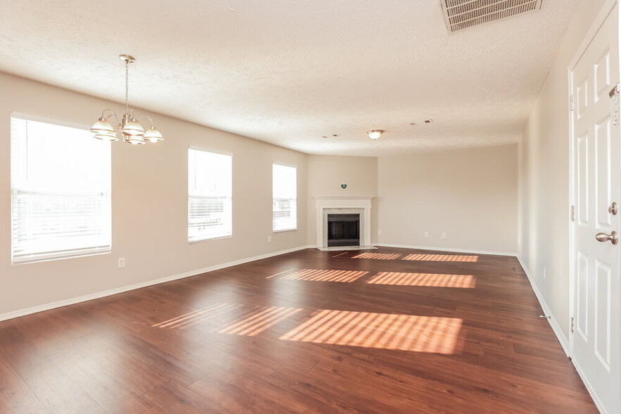Building Photo - 5576 Dory Dr