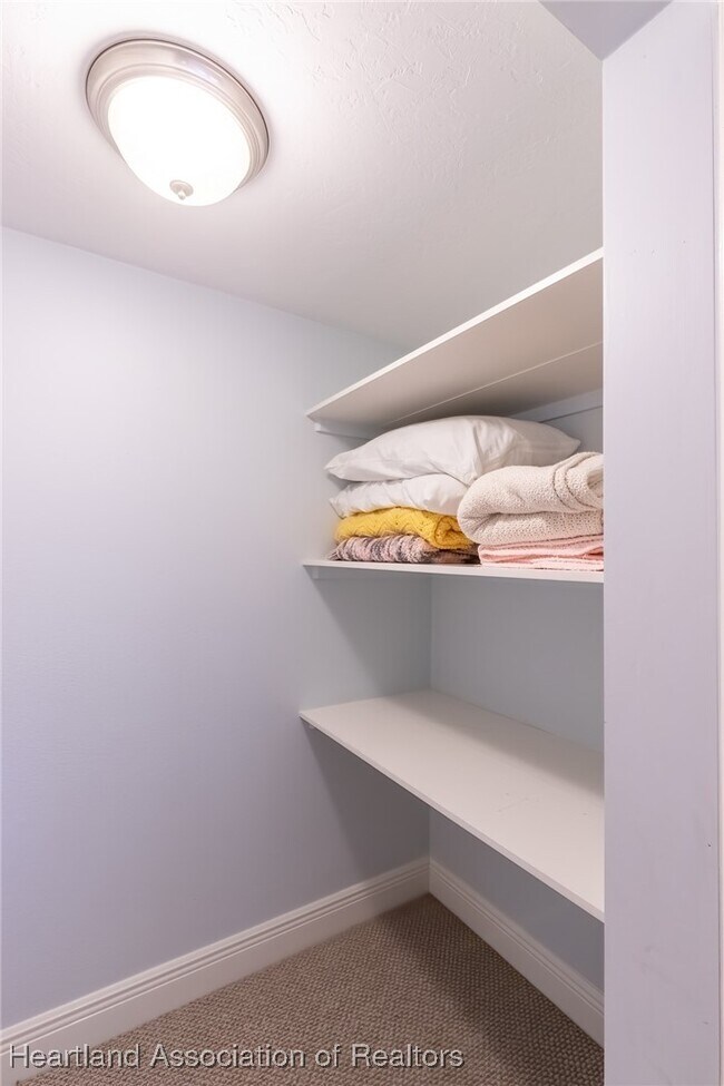 Building Photo - 102 Squirrel Point