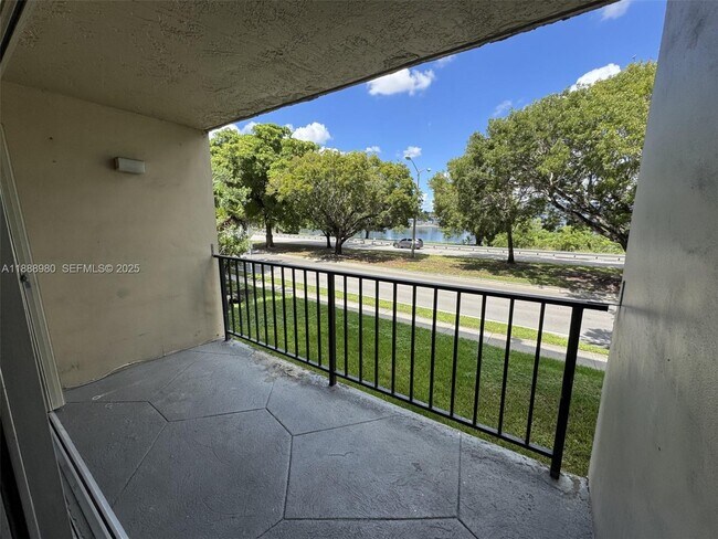 Building Photo - 9150 Fontainebleau Blvd