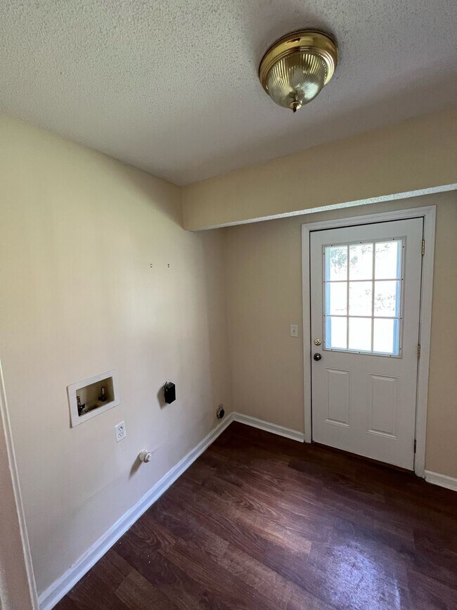 Building Photo - 1097 Live Oak Dr