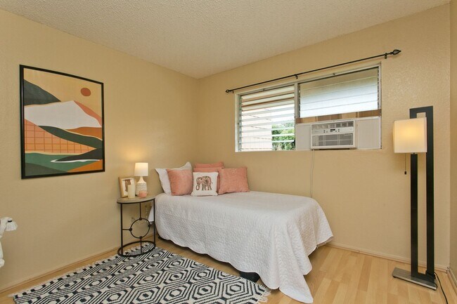 Building Photo - Beautiful 3 bedroom 1 1/2 bath townhome in Pearl City w/2 parking side by side
