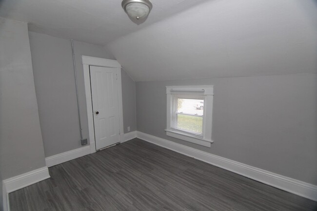 Building Photo - Charming 2BR Gem for Rent in Aledo, IL