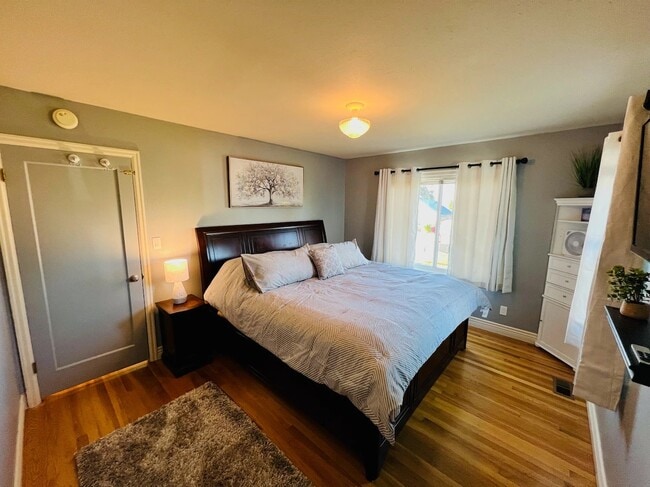 Building Photo - 2 Bed, 1 Bath Newly Renovated Rental