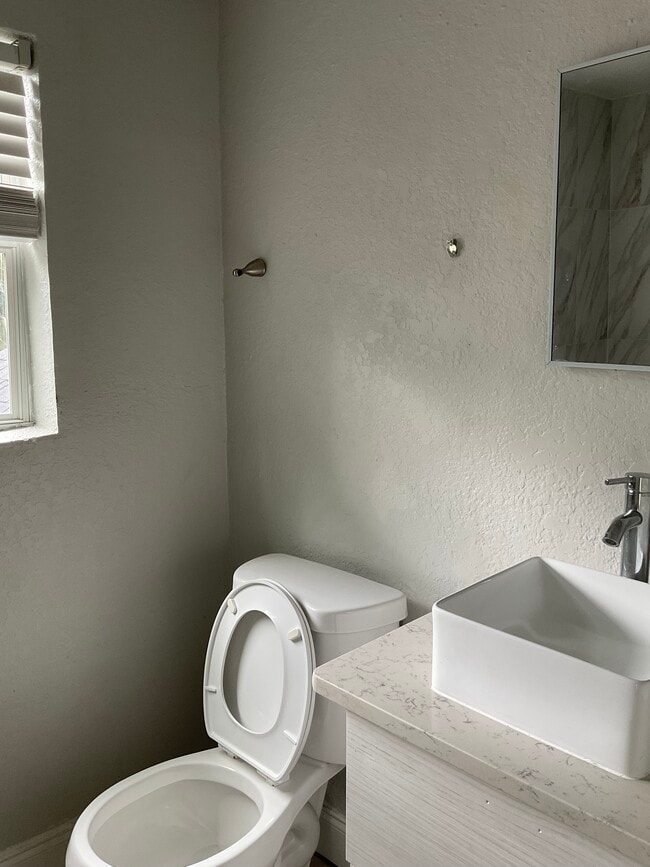 Building Photo - 1356 W 24th St