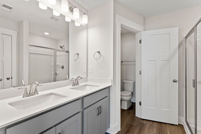 Building Photo - Perfectly Appointed Greenville Townhome 3bed/2.5 bath