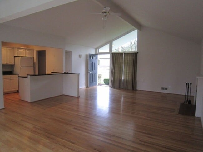 Building Photo - 2 Bed 1 Bath Home in Cedar Hills Neighborh...