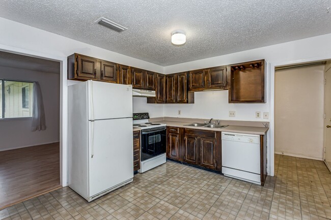 Building Photo - 2 bedroom 1 bath duplex