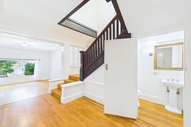 Building Photo - 924 Clayton St