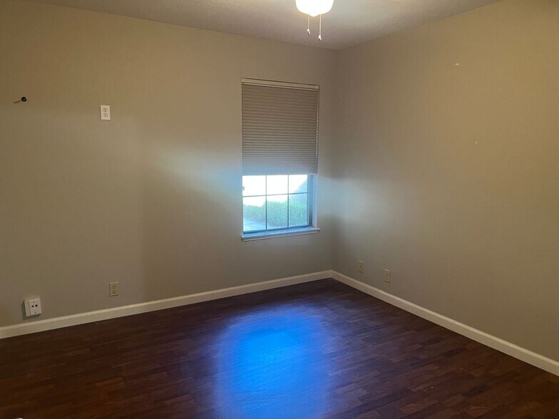 Building Photo - 2520 Beatrice Ln