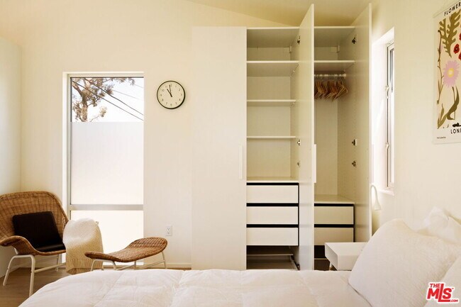 Building Photo - 2209 Louella Ave