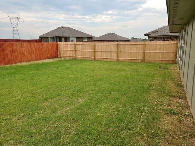 Building Photo - Open floor plan, Fridge included, fully fenced yard, neighborhood playground.