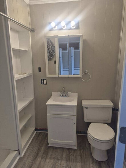 Building Photo - 304 E Lehr Ave