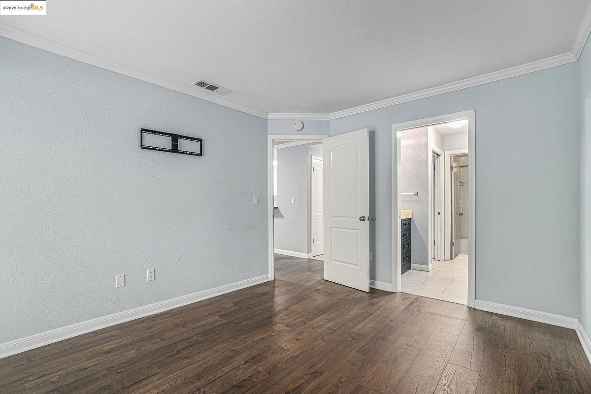 Building Photo - 1122 S Villa Way