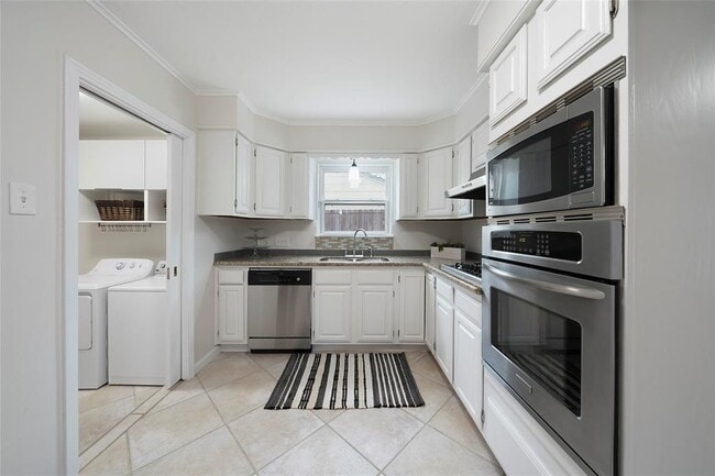 Building Photo - 1428 W 43rd St