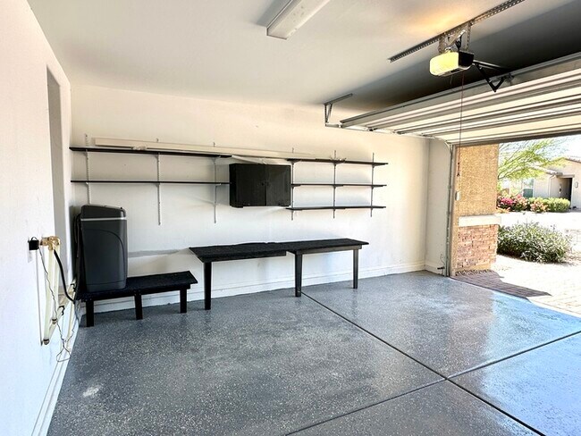 Building Photo - Massive RV Garage plus fantastic floorplan in Casa Vista