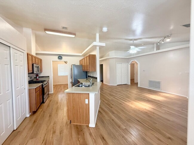 Building Photo - 821 Village Cir