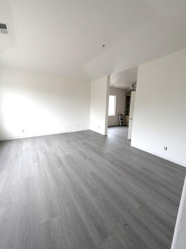 Building Photo - 1901 Oregano Way