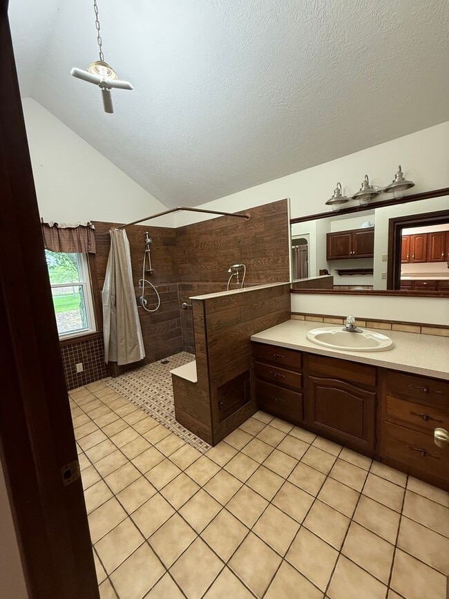 Building Photo - 3 Bedroom, 2 Bathroom House for Rent