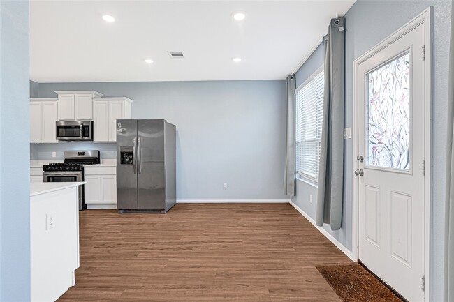 Building Photo - 1922 Ballesteros St