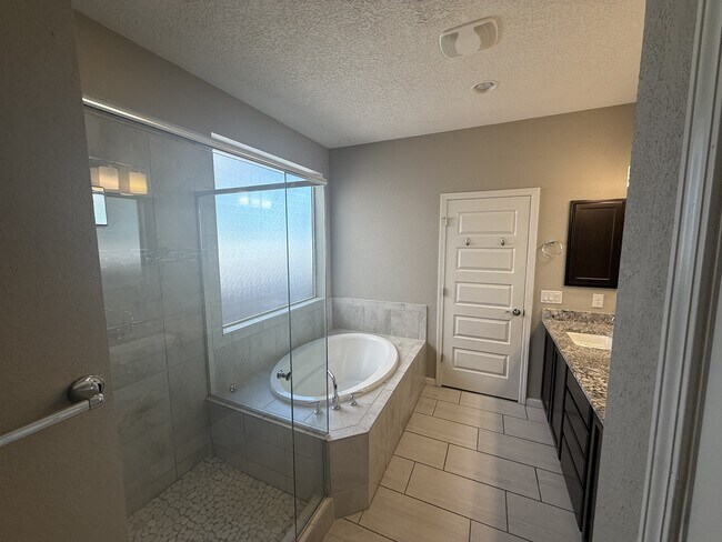 Building Photo - 6624 Yawkey Way NE