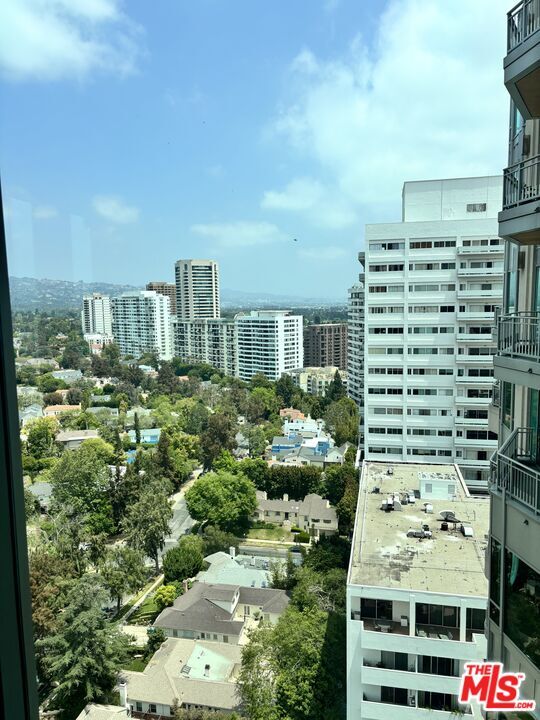 Building Photo - 10727 Wilshire Blvd