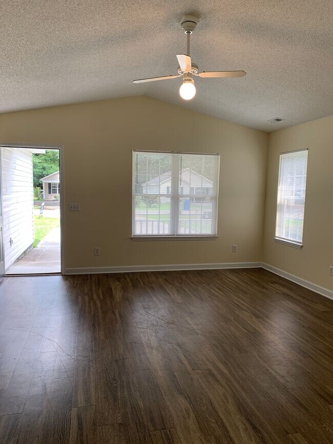 Building Photo - 3 Bedroom 2 Bath House Available on Hillsdale Drive