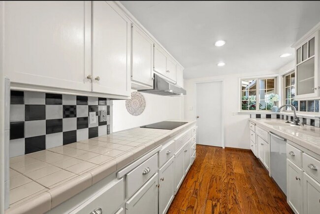 Building Photo - 419 Greenwood Dr
