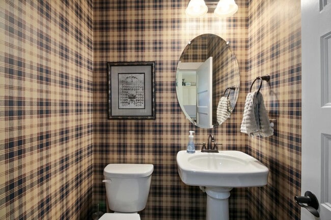 Building Photo - 4 Bed / 3.5 Bath | Crocker Village Brownst...