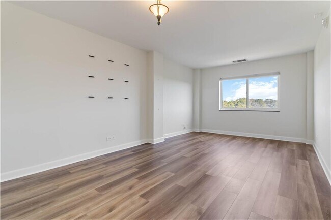 Building Photo - 1501 Clairmont Rd