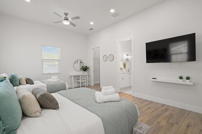 Building Photo - Gorgeous New Constriction House in Tampa