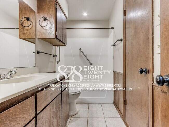 Building Photo - West Norman 2 Bed/1 Bath Duplex WITH Fenced Backyard! AVAILABLE NOW!