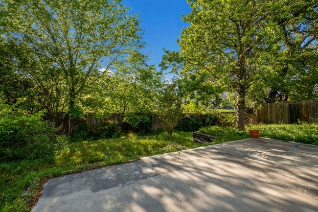 Building Photo - LIMITED TIME LEASE 4/2.5 in Boerne