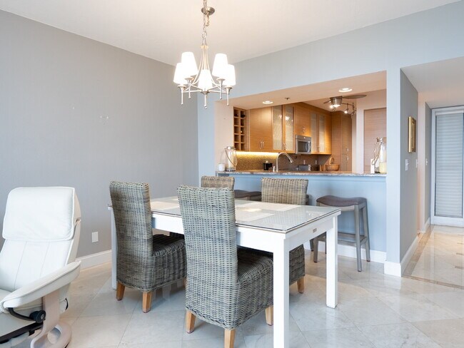 Building Photo - One of Longboat Key’s premier waterfront c...