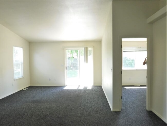 Building Photo - Adorable 2 bed 2 bath Town Home in a quiet...