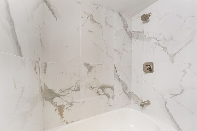 Building Photo - Modern Condo in Guard-Gated Community!