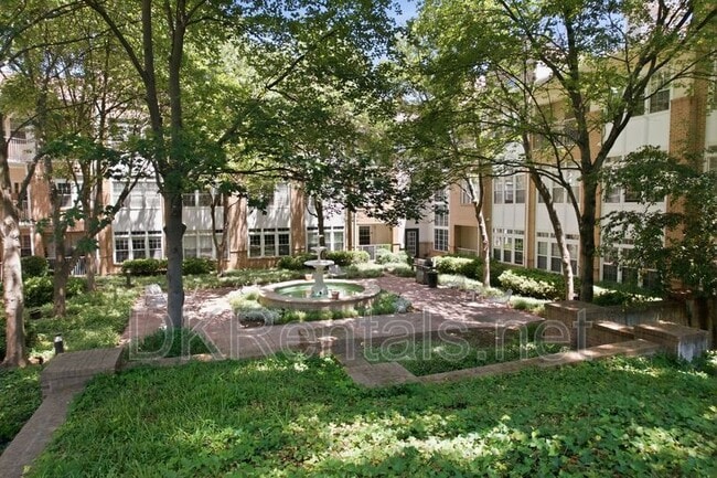 Building Photo - 220 Renaissance Pkwy NE