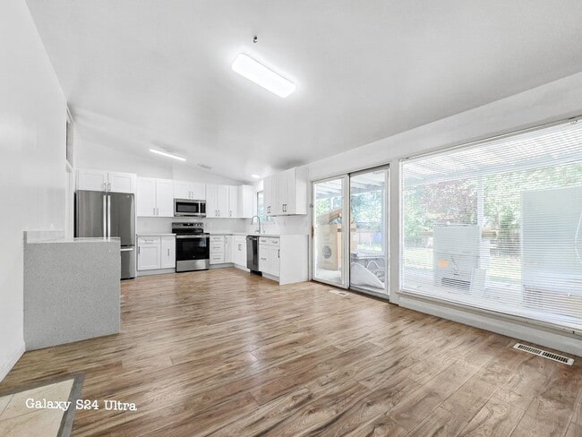 Building Photo - New Kitchen!! Beautiful family home w/extr...