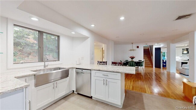 Building Photo - 96 Old Pascack Rd
