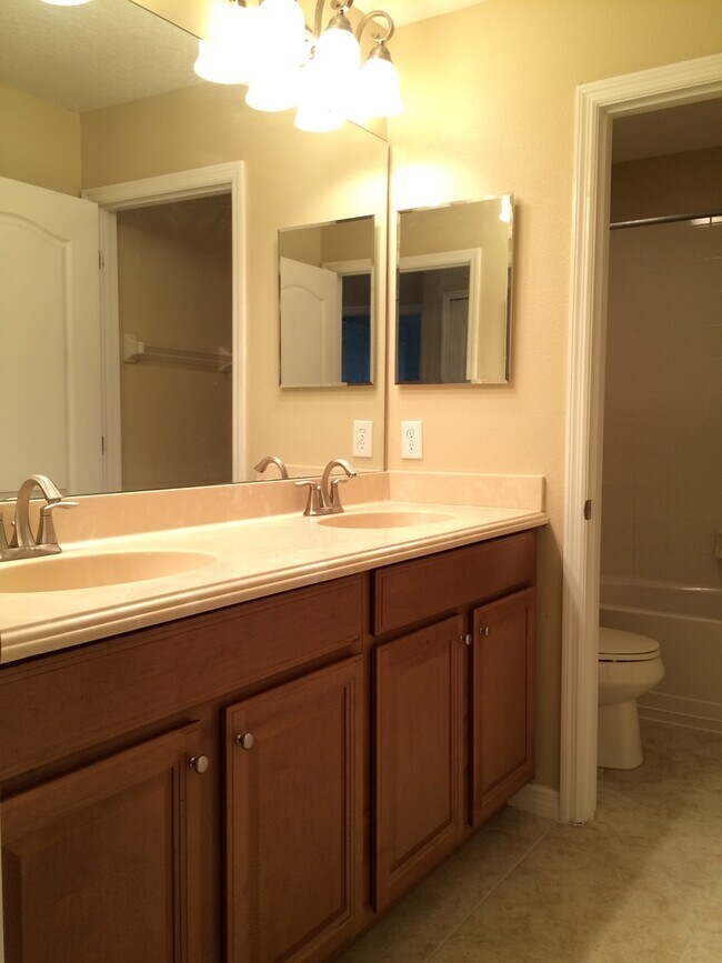 Building Photo - Beautiful 4/5 Bedroom Home in Wyndham Lakes